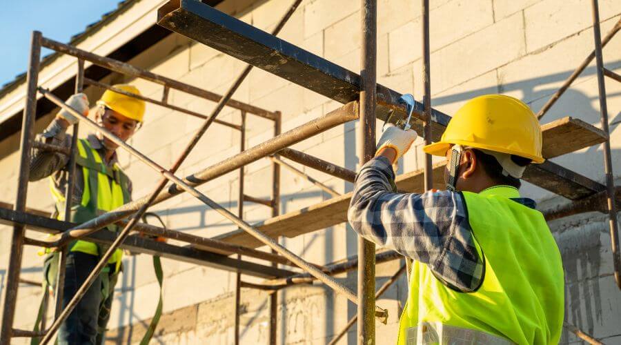 Professional gutter cleaning in Cloverdale, CA